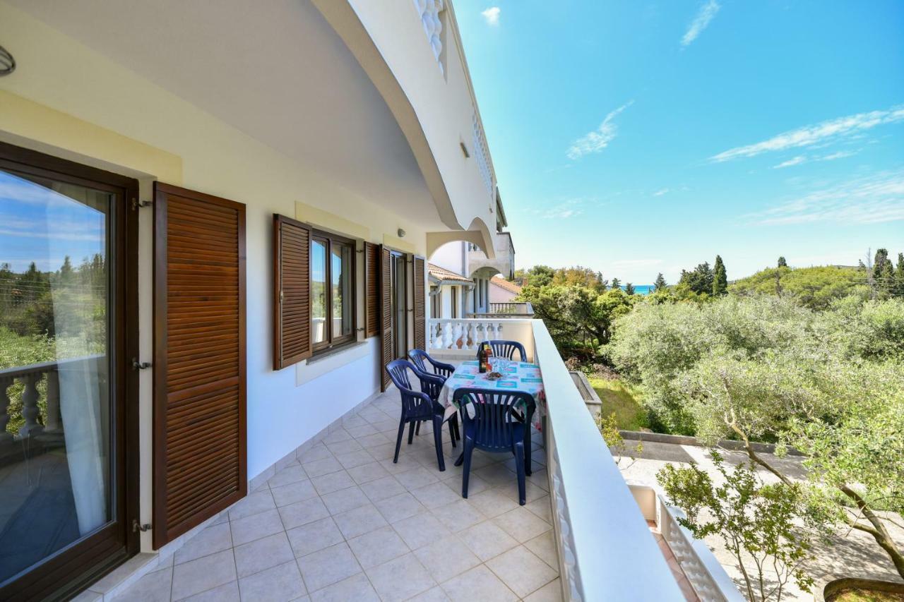 Apartments Mrva Ugljan Exterior foto